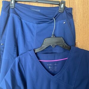 Healing Hands Purple Label Scrub Set.
Navy. Size Medium